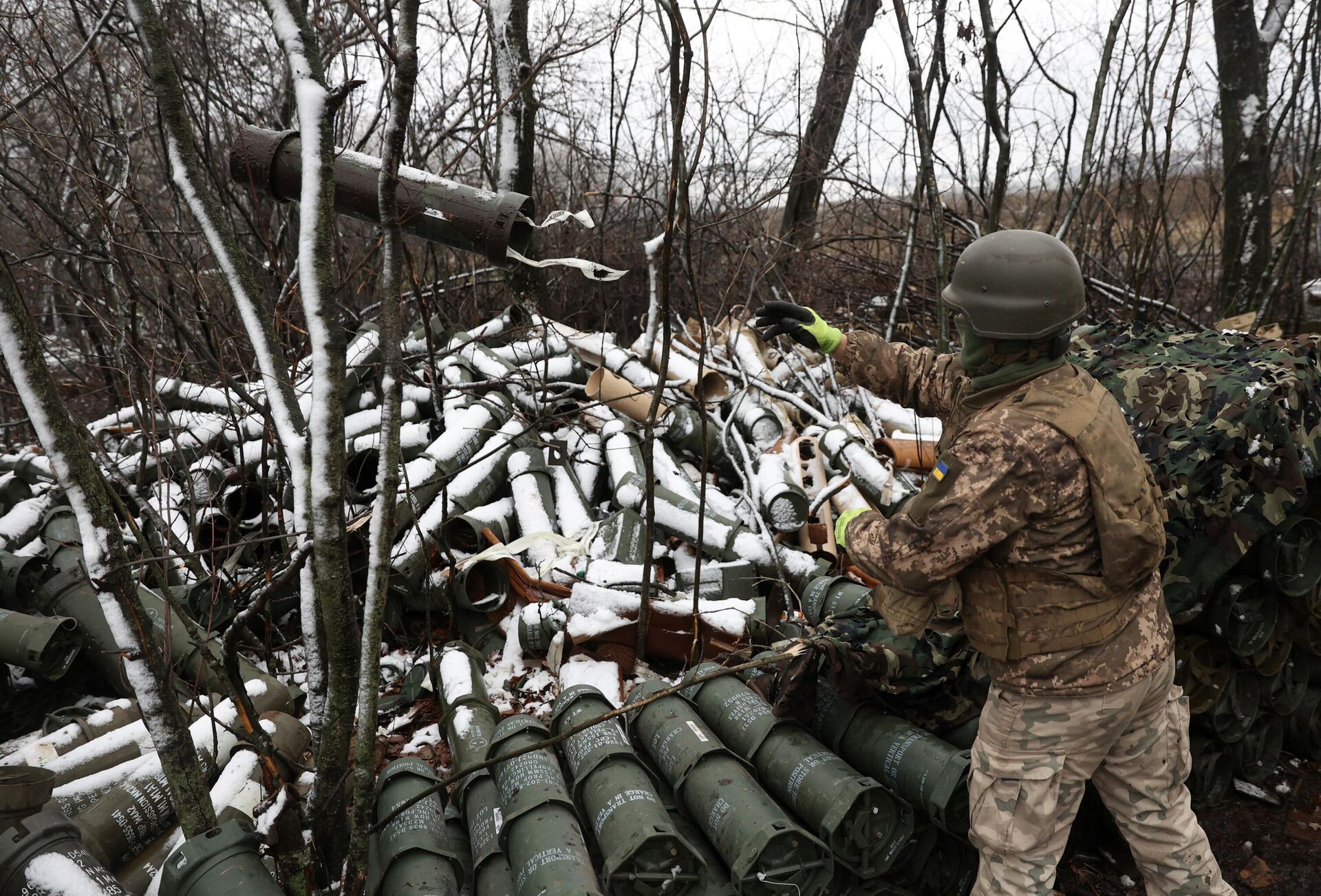 A Ukrainian artilleryman throws an empty 155MM shell tube as Ukrainian soldiers fire a M777 howitzer towards Russian positions on the frontline of eastern Ukraine, on November 23, 2022. - Sputnik International, 1920, 28.01.2023