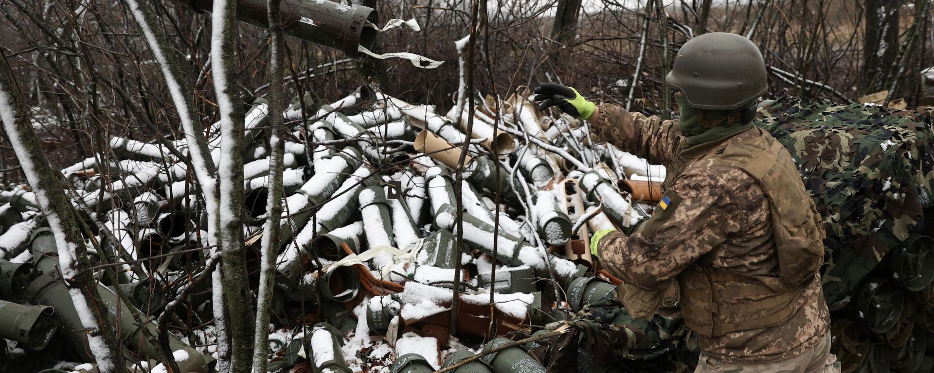 A Ukrainian artilleryman throws an empty 155MM shell tube as Ukrainian soldiers fire a M777 howitzer towards Russian positions on the frontline of eastern Ukraine, on November 23, 2022. - Sputnik International, 1920, 16.02.2023