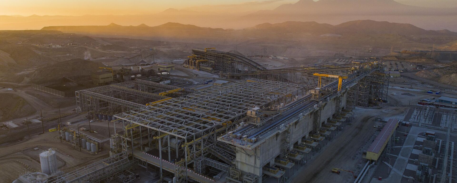 Aerial view of the copper concentrate plant of the Mining Society of Cerro Verde, in Yarabamba, Arequipa, in southern Peru. Aerial view of the copper concentrate plant of the Mining Society of Cerro Verde, in Yarabamba, Arequipa, in southern Peru. - Sputnik International, 1920, 21.01.2023