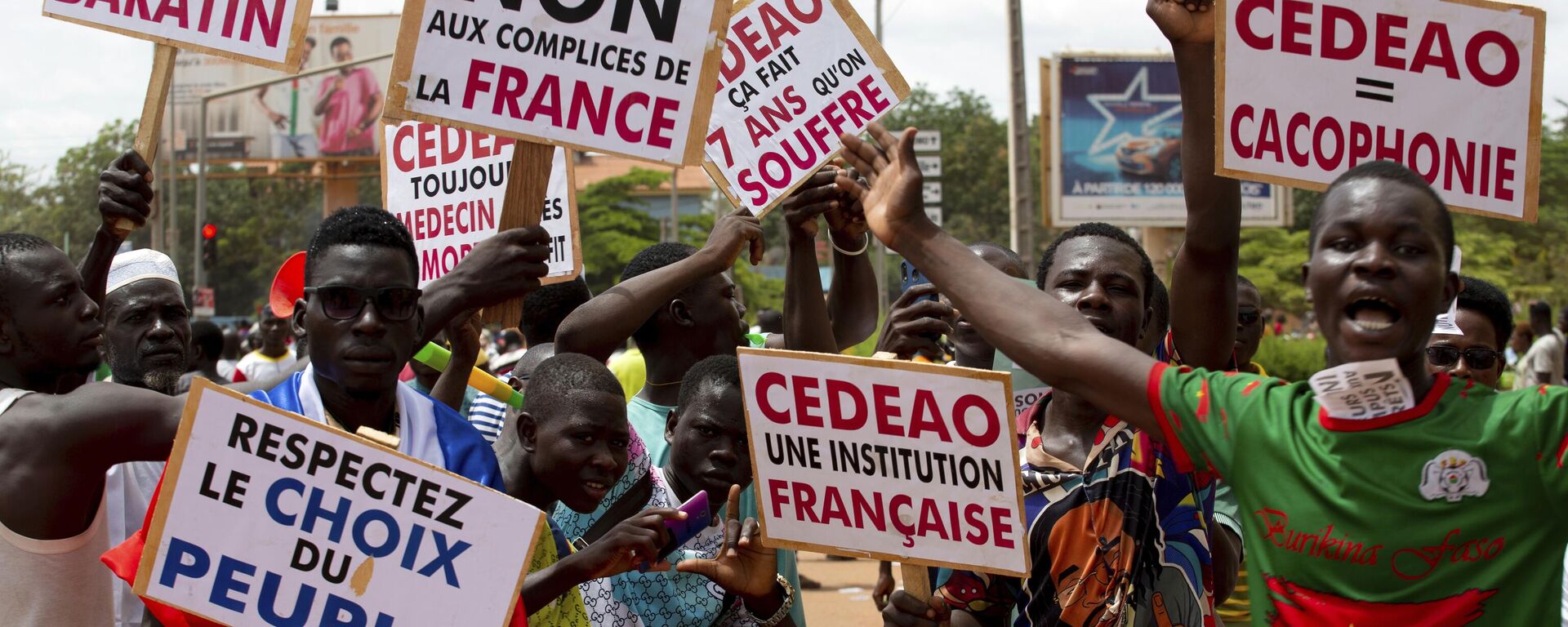 Supporters of Capt. Ibrahim Traore protest against France and the West African regional bloc known as ECOWAS in the streets of Ouagadougou, Burkina Faso, Tuesday, Oct. 4, 2022. - Sputnik International, 1920, 21.01.2023