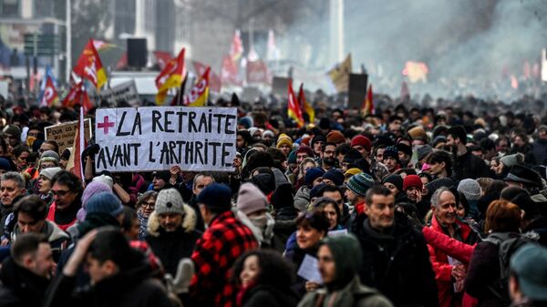 A protestor holds a placard which reads as 'retirement before arthritis' during a rally in Lyon, on January 19, 2023.  - Sputnik International