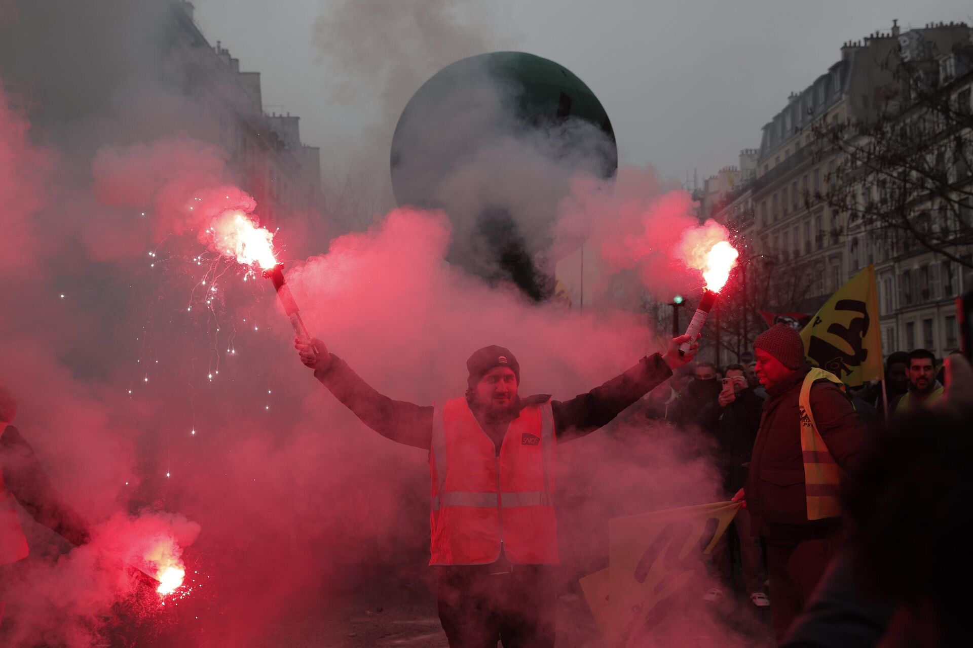 A protestor uses flares during a demonstration against pension changes, Thursday, Jan. 19, 2023 in Paris. - Sputnik International, 1920, 21.01.2023