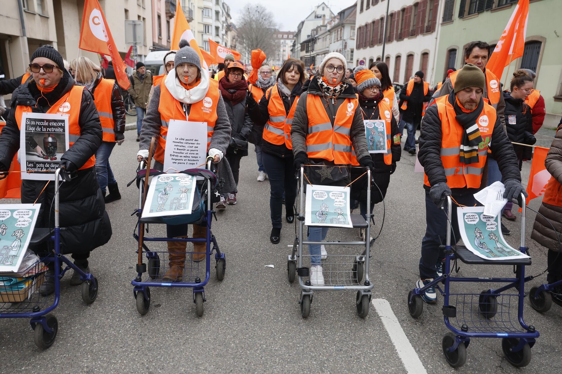 Protestors march with walkers as they demonstrate against proposed pension changes,Thursday, Jan. 19, 2023 in Strasbourg, eastern France.  - Sputnik International, 1920, 21.01.2023