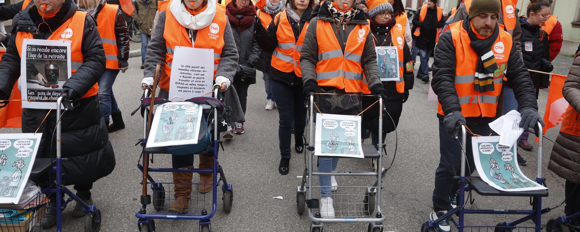 Protestors march with walkers as they demonstrate against proposed pension changes,Thursday, Jan. 19, 2023 in Strasbourg, eastern France.  - Sputnik International, 1920, 02.03.2023