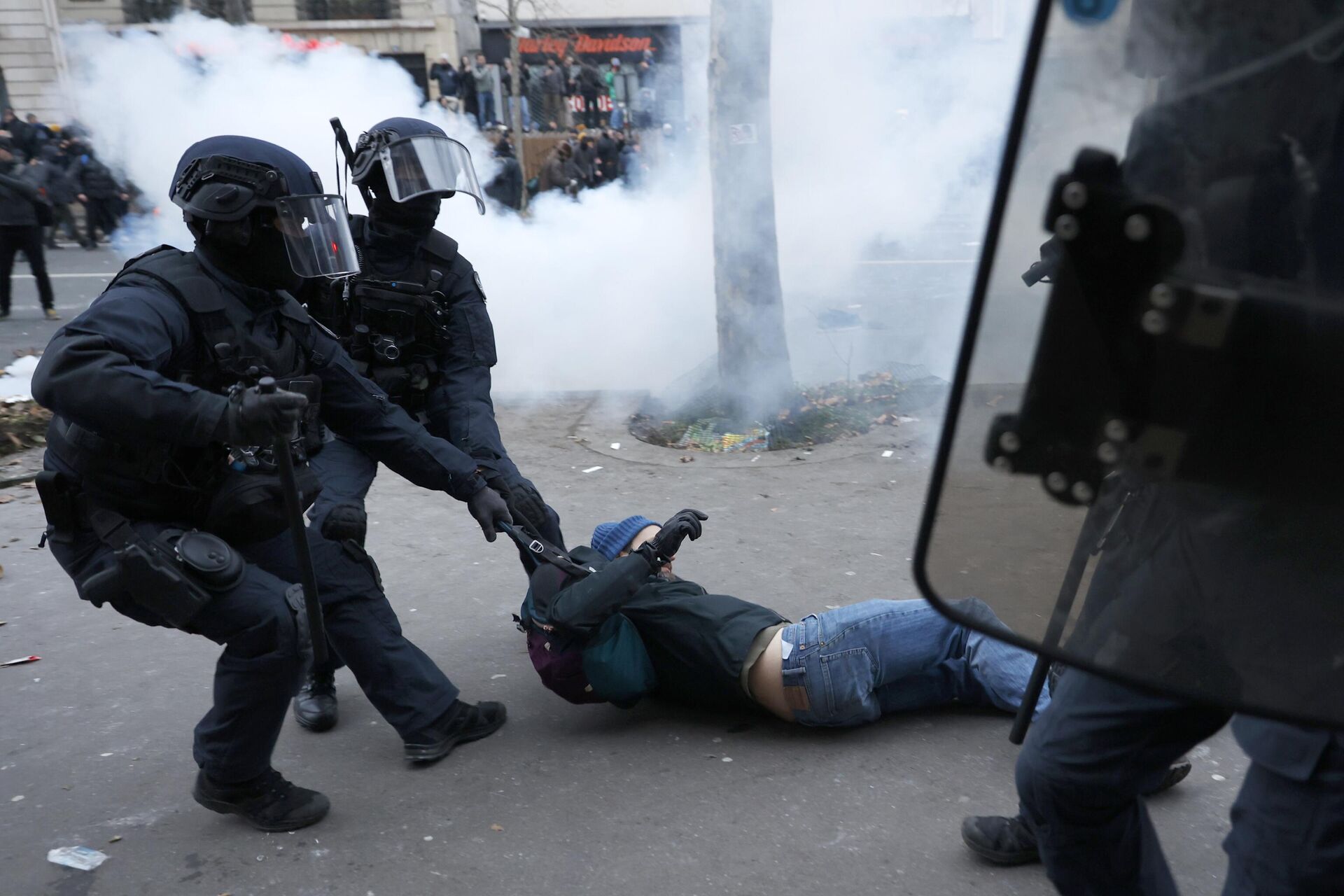Riot police officers grab a protestor during a demonstration against pension changes, Thursday, Jan. 19, 2023. - Sputnik International, 1920, 21.01.2023