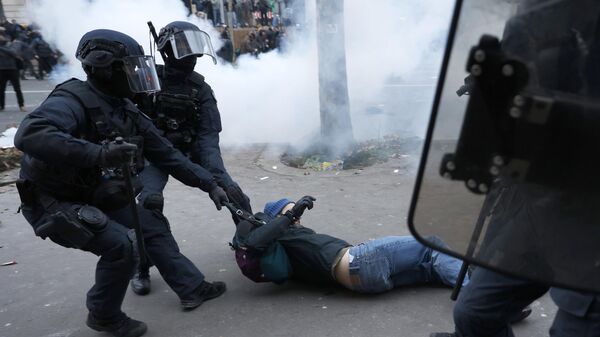 Riot police officers grab a protestor during a demonstration against pension changes, Thursday, Jan. 19, 2023. - Sputnik International
