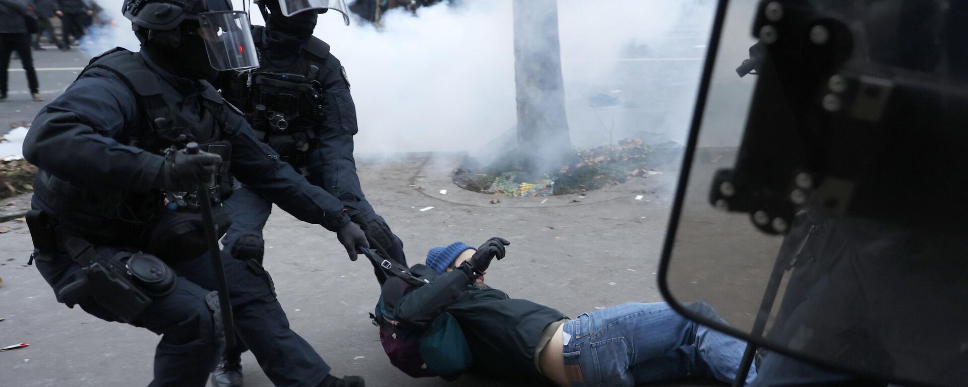 Riot police officers grab a protestor during a demonstration against pension changes, Thursday, Jan. 19, 2023. - Sputnik International, 1920, 07.02.2023