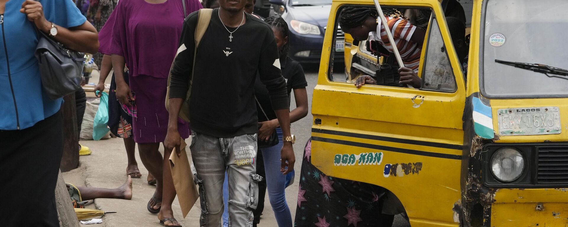 People walk during rush hours in Lagos, Nigeria, Monday, Nov. 14, 2022. The world's population is projected to hit an estimated 8 billion people on Tuesday, Nov. 15, according to a United Nations projection.  - Sputnik International, 1920, 21.01.2023