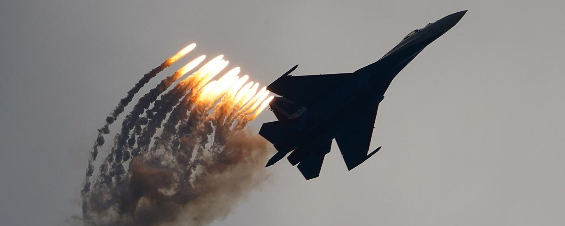 Sukhoi Su-35S pilot performs aerial maneuvers at the Kubinka airfield outside Moscow, May 2021. - Sputnik International, 1920, 20.09.2025