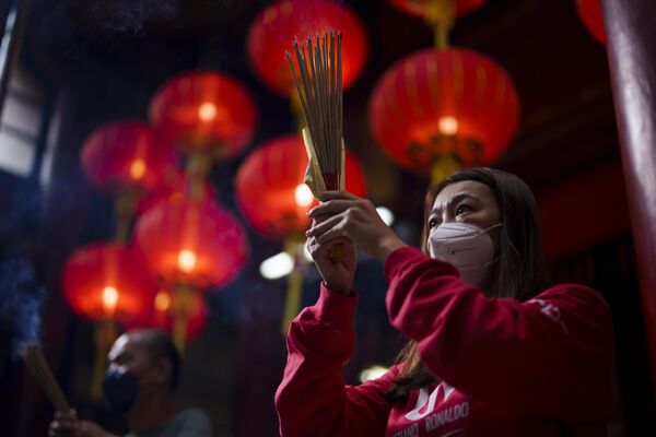 A ethnic Chinese Malaysian prays on the first day of the Lunar New Year at a temple in Kuala Lumpur, Malaysia on Sunday, 22 January 2023.  - Sputnik International