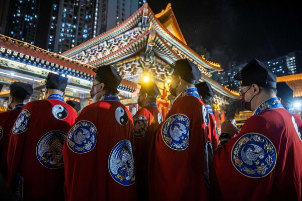 Taoist Priests attend Wong Tai Sin Temple to welcome in the Lunar New Year of the Rabbit in Hong Kong late on 21 January 2023, as people flock to temples to pray for good luck and fortune for the new year. - Sputnik International