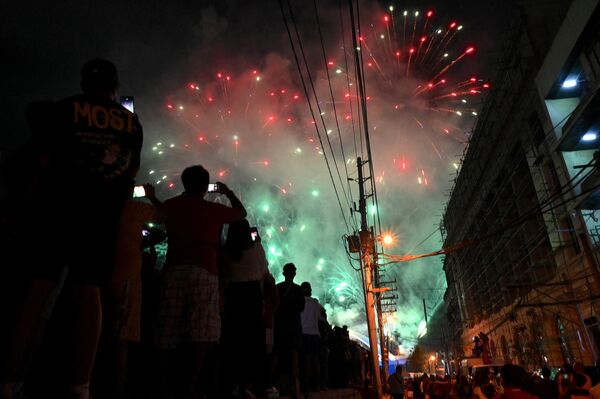 Fireworks explode over Binondo-Intramuros Bridge as revelers celebrate the Lunar New Year, in Manila in the Philippines on 22 January 2023. - Sputnik International