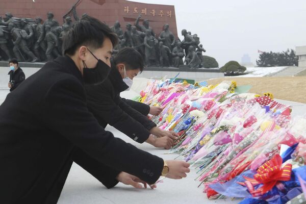 North Koreans pay respect to statues of late leaders Kim Il Sung and Kim Jong Il on Mansu Hill in Pyongyang, North Korea on Sunday, 22 January 2023, on the occasion of the Lunar New Year. - Sputnik International