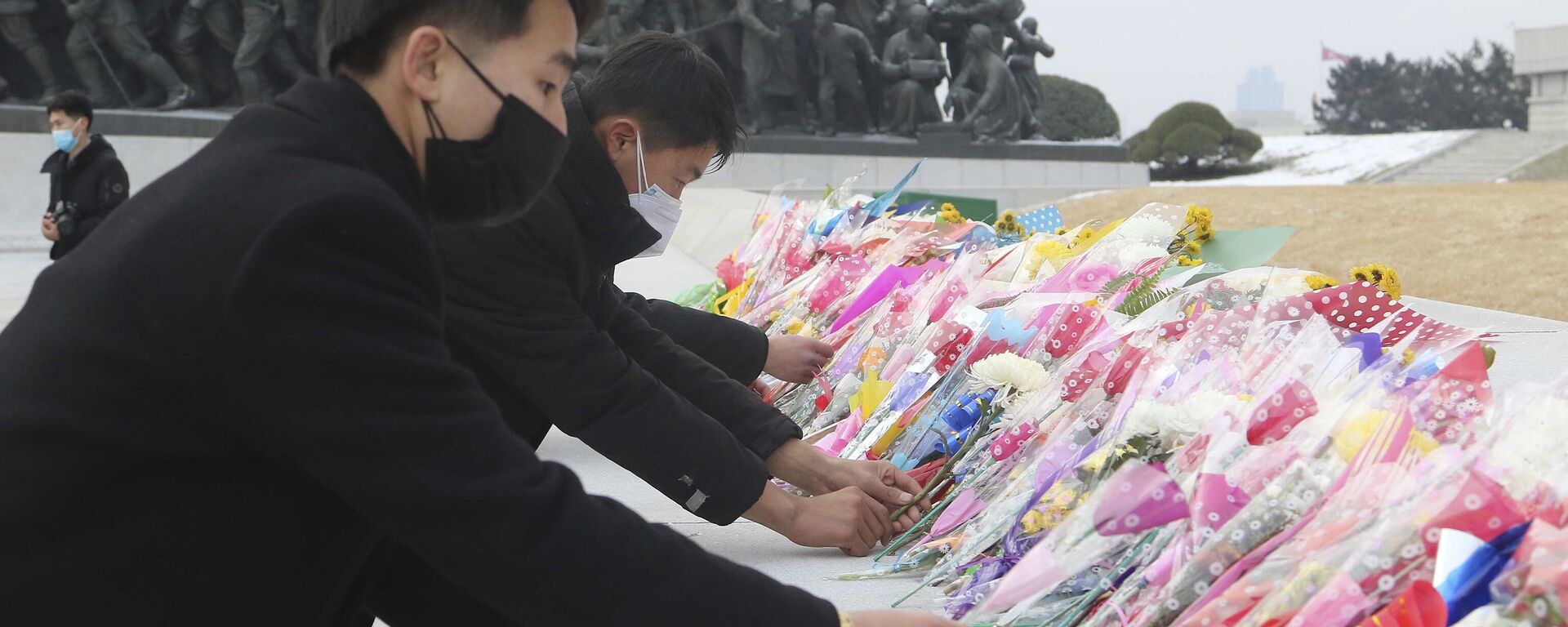 North Korean people visit and pay respect to the statues of late leaders Kim Il Sung and Kim Jong Il on Mansu Hill in Pyongyang, North Korea Sunday, Jan. 22, 2023 on the occasion of the Lunar New Year.  - Sputnik International, 1920, 17.02.2023