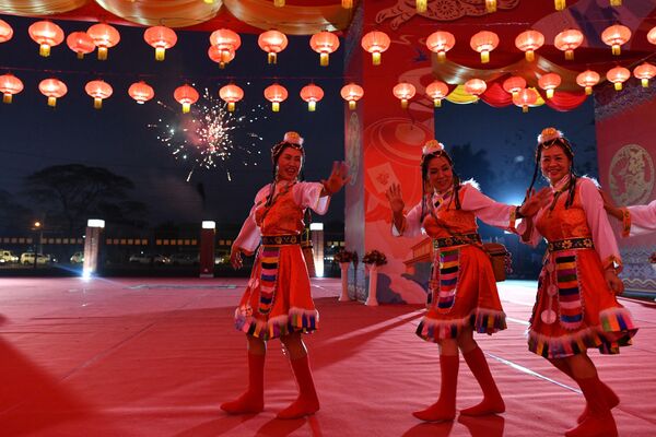 Chinese performers take part in the ceremony on the eve of the Lunar New Year, in Yangon on 21 January 2023. - Sputnik International