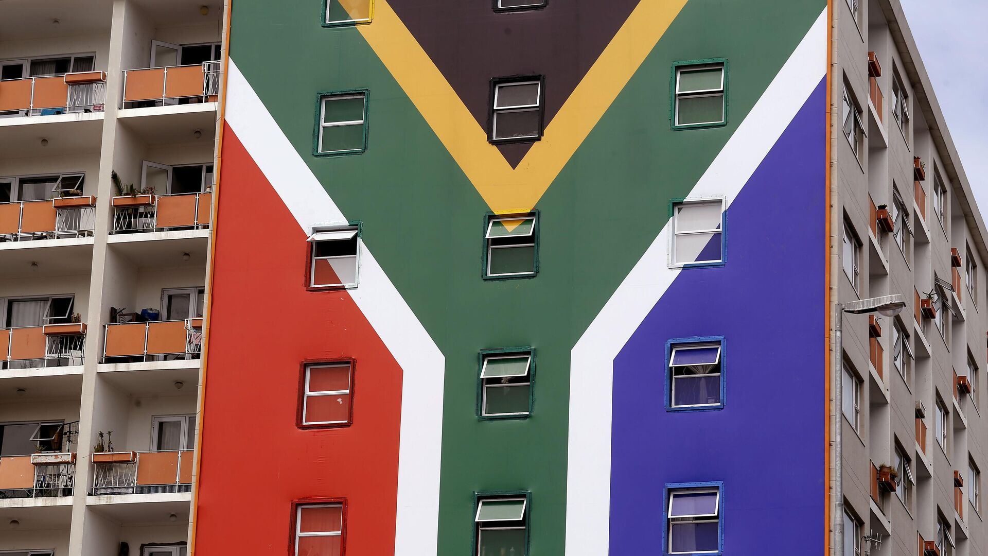 A  South African flag banner on the side of an apartment block in the city of Cape Town, South Africa, Monday, Jan. 25, 2016 - Sputnik International, 1920, 26.03.2023