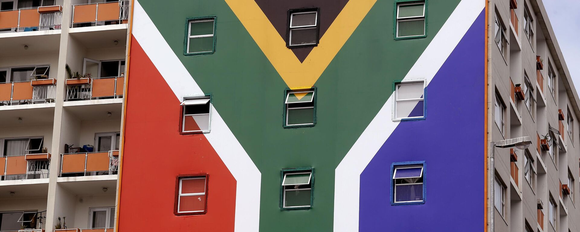 A  South African flag banner on the side of an apartment block in the city of Cape Town, South Africa, Monday, Jan. 25, 2016 - Sputnik International, 1920, 22.01.2023