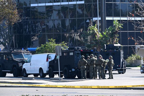 Law enforcement officers are seen outside the site in Torrance, California, where the alleged suspect for the mass shooting in which 10 people were killed in Monterey Park, California, is believed to be holed up on 22 January 2023. - Sputnik International