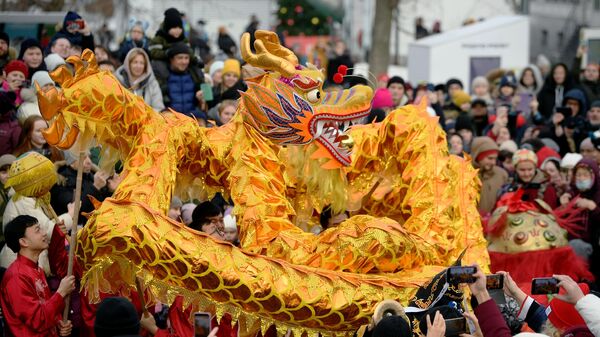 Artists in national costumes carry an 18-meter dragon through the Chinese New Year celebration at Exhibition of Achievements of National Economy (VDNKh) in Moscow.  - Sputnik International