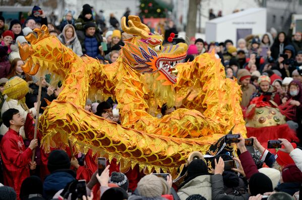Artists in national costumes carry an 18-meter dragon through the Chinese New Year celebration at the Exhibition of Achievements of National Economy (VDNKh) in Moscow. - Sputnik International
