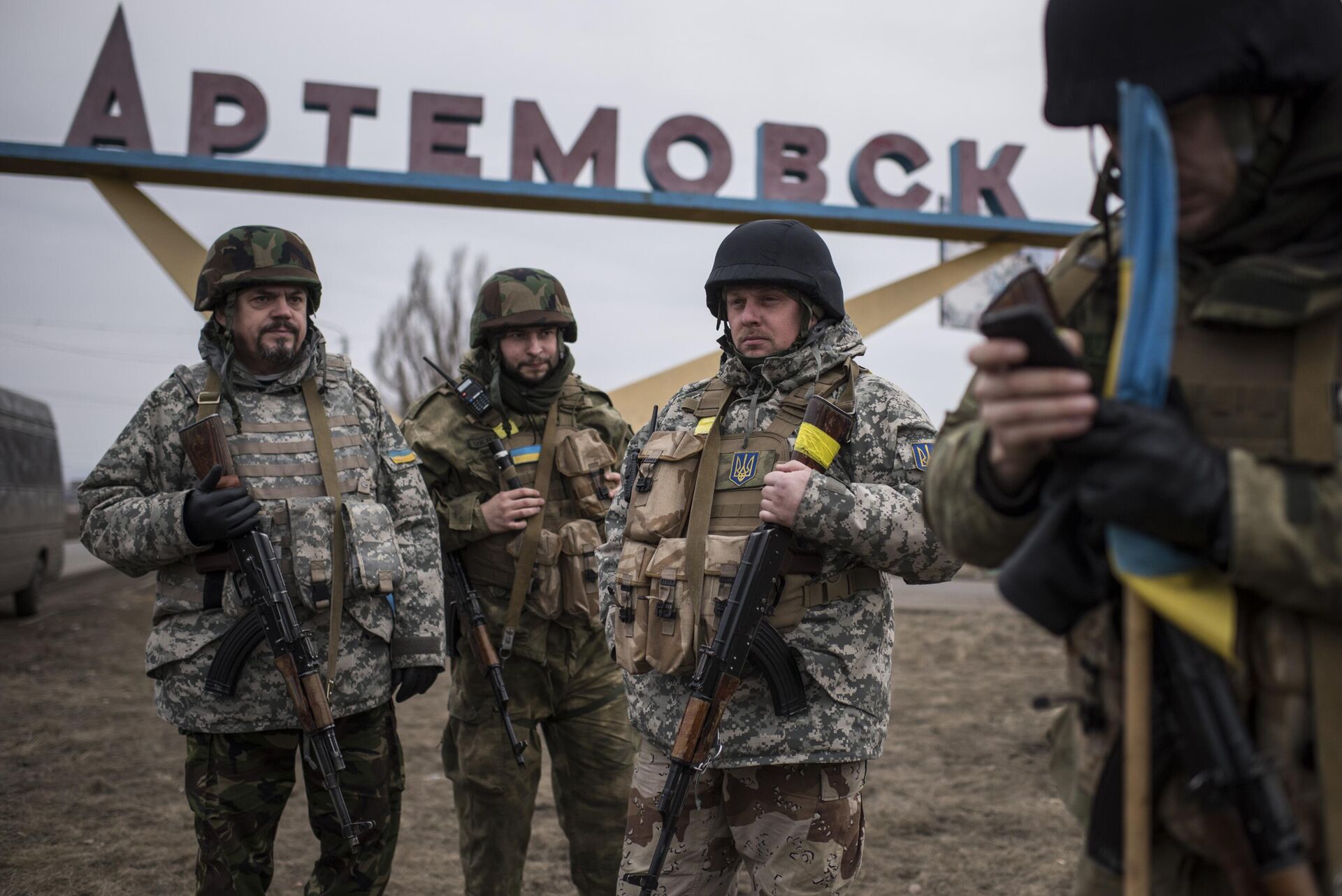 Ukrainian servicemen stand at the sign reading Artemovsk, Tuesday, March 3, 2015. - Sputnik International, 1920, 23.01.2023