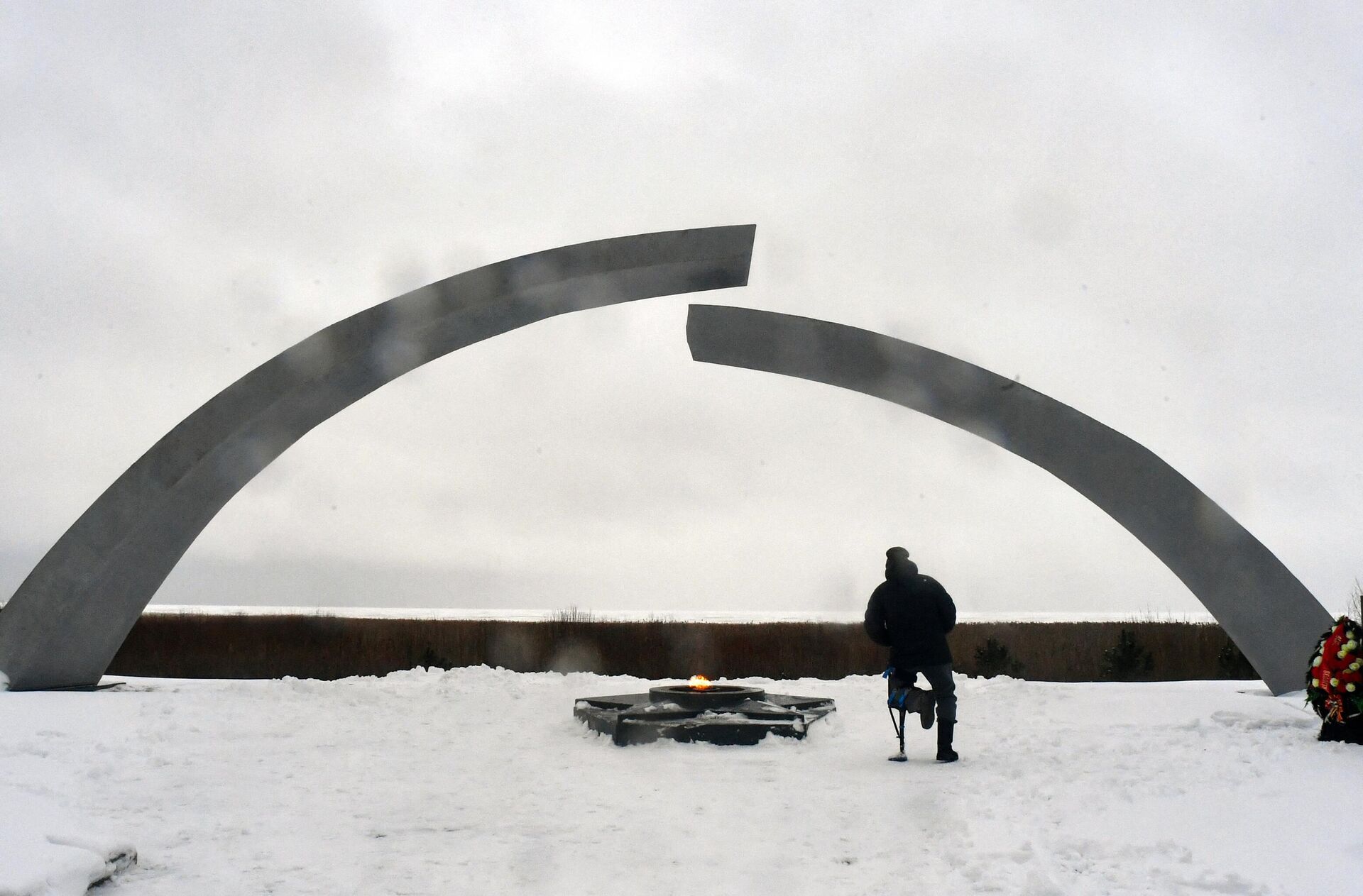 A man visits the monument Broken Ring dedicated to breaking of Nazi's siege of Leningrad on the shore of Lake Ladoga in the Leningrad region on January 13, 2023.  - Sputnik International, 1920, 23.01.2023