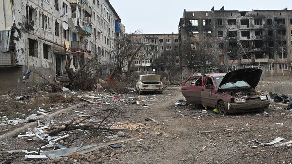 A view shows destroyed buildings and cars in Soledar - Sputnik International