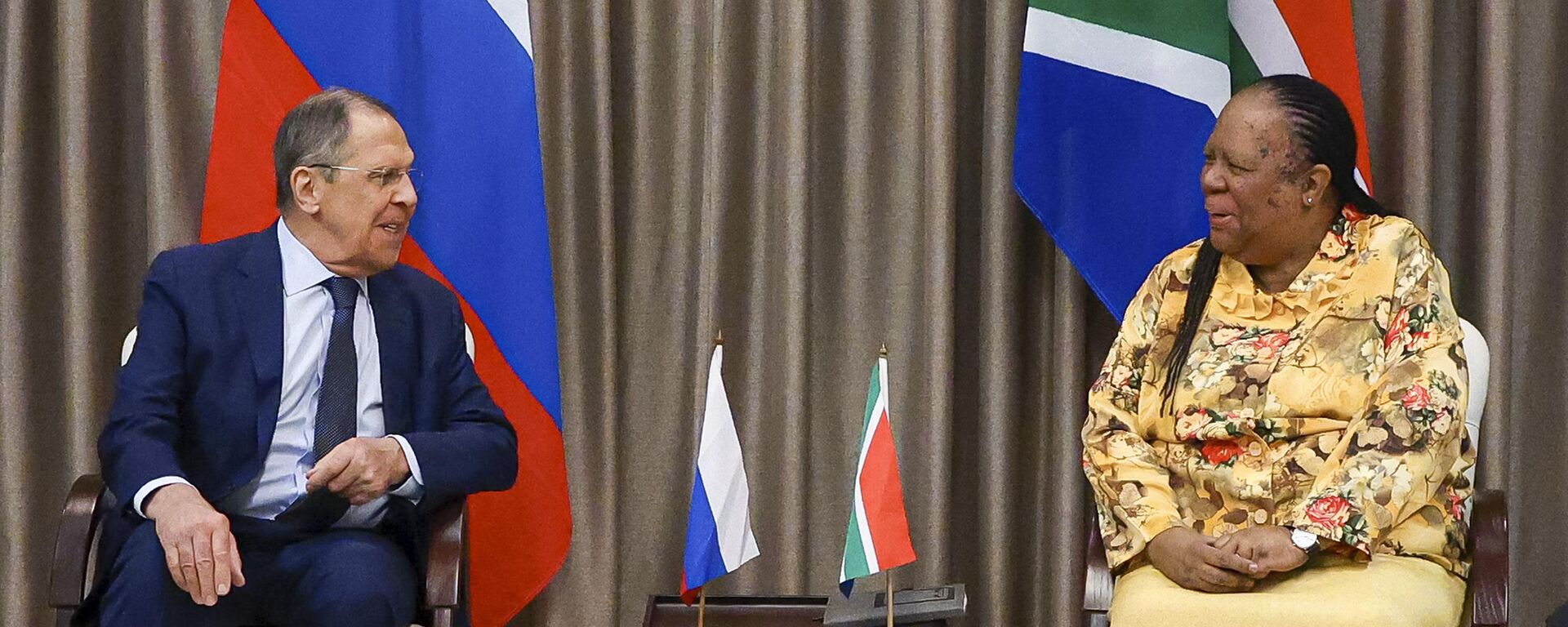 In this photo released by the Russian Foreign Ministry Press Service, Russia's Foreign Minister Sergey Lavrov, left, and his South Africa's counterpart Naledi Pandor, speak, during their meeting in Pretoria, South Africa, Monday, Jan. 23, 2023 - Sputnik International, 1920, 23.01.2023