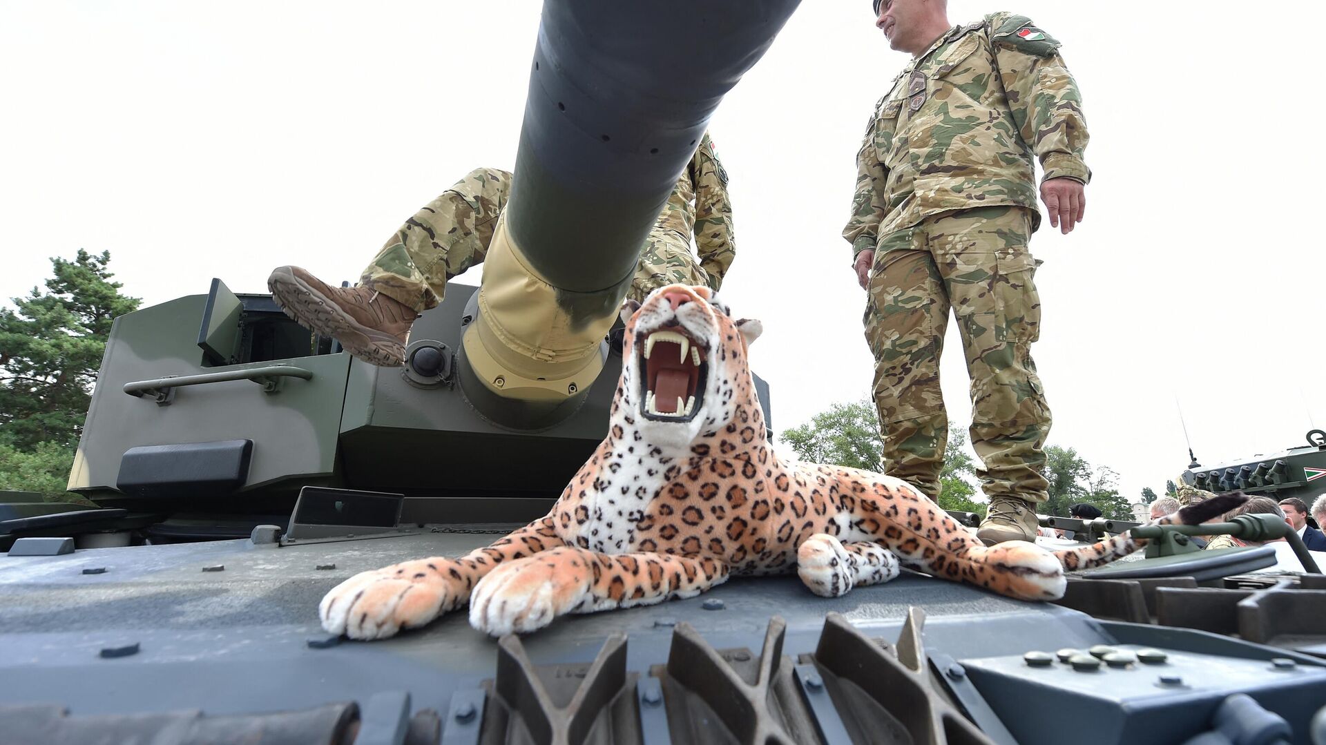 A stuffed toy leopard is placed on a Leopard 2/A4 battle tank during a handover ceremony of tanks at the army base of Tata, Hungary, on July 24, 2020. Hungary is one of over a dozen countries operating the German-made tank. - Sputnik International, 1920, 23.01.2023