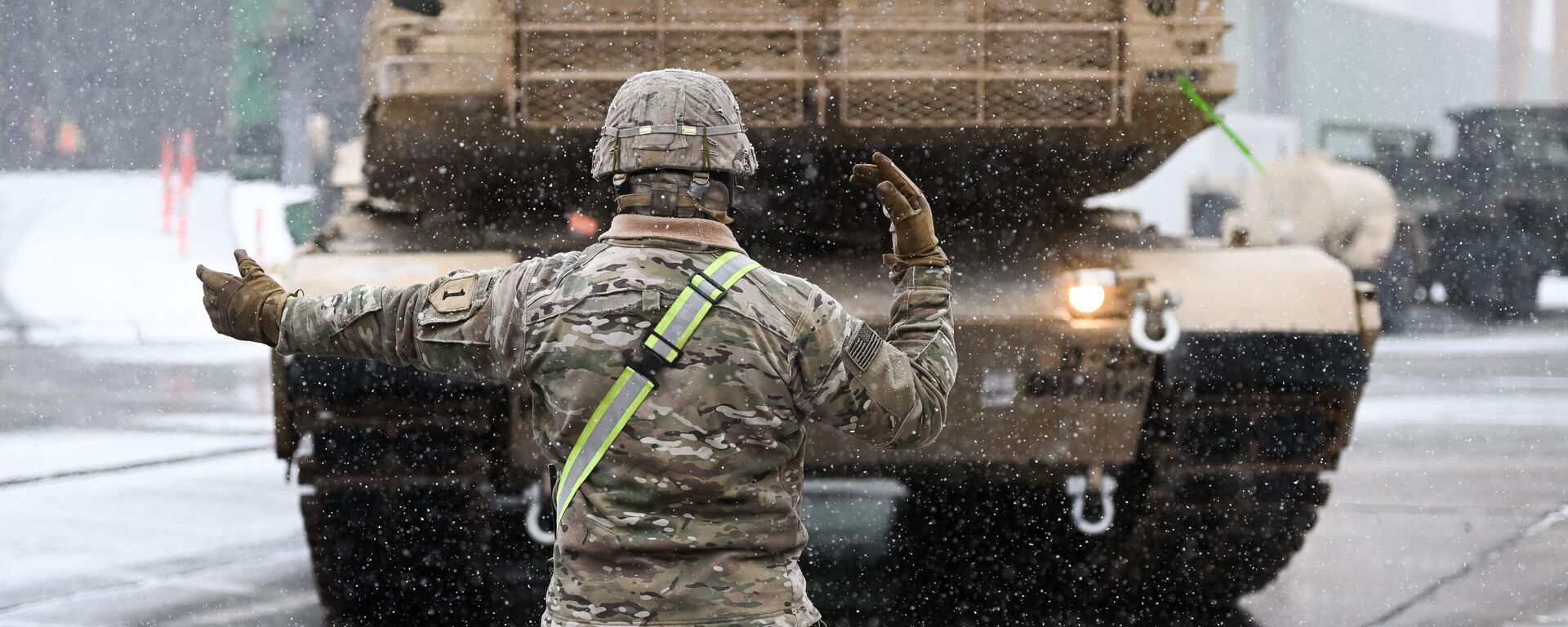 A US Army soldier signals the way to a M1A2 Abrams battle tank that will be used for military exercises by the 2nd Armored Brigade Combat Team, at the Baltic Container Terminal in Gdynia on December 3, 2022 - Sputnik International, 1920, 29.01.2023