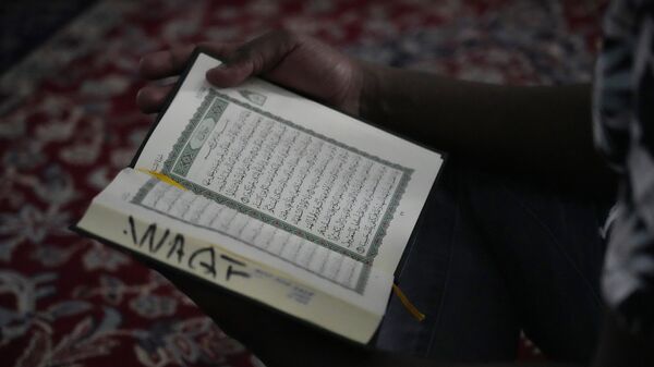 A Muslim reads the Quran at the Jamia mosque, during the of holy month of Ramadan in Nairobi, Kenya Wednesday, April 13, 2022 - Sputnik International