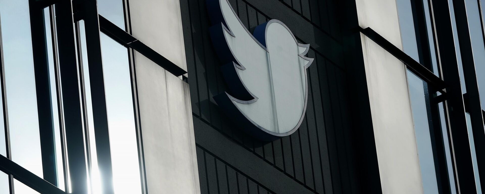 A Twitter logo hangs outside the company's offices in San Francisco, on Dec. 19, 2022. - Sputnik International, 1920, 24.01.2023