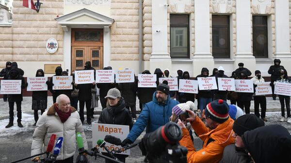 Protest against arrest of Marat Kasem in front of Latvian embassy in Moscow - Sputnik International