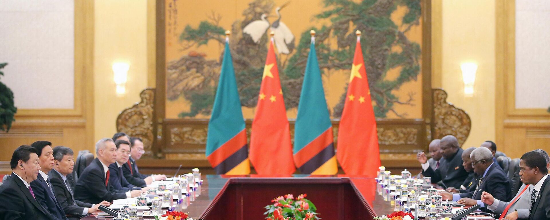 Chinese President Xi Jinping (L) meets with Zambian President Edgar Chagwa Lungu (R) at the Great Hall of the People in Beijing on March 30, 2015. - Sputnik International, 1920, 24.01.2023