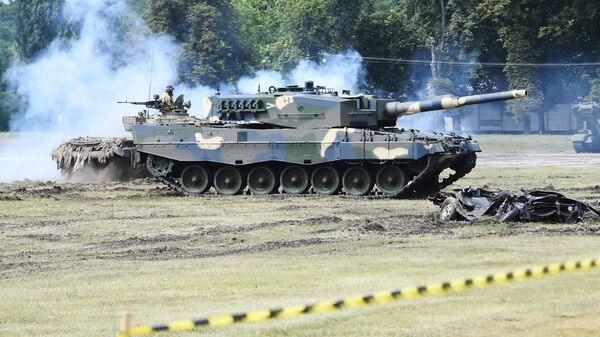 A Leopard 2/A4 battle tank rolls during a handover ceremony of tanks at the army base of Tata, Hungary, on July 24, 2020 - Sputnik International