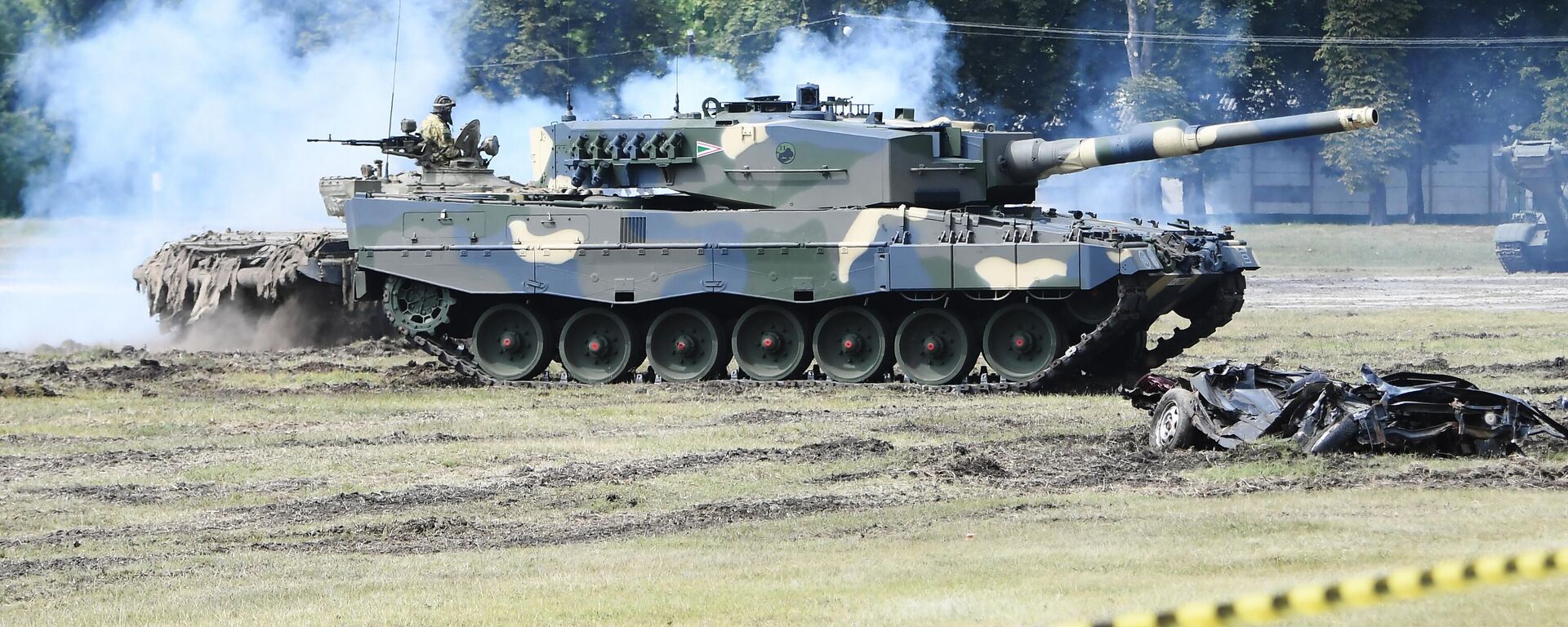 A Leopard 2/A4 battle tank rolls during a handover ceremony of tanks at the army base of Tata, Hungary, on July 24, 2020 - Sputnik International, 1920, 25.01.2023
