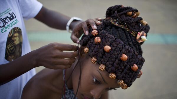 A woman makes an Afro-Colombian hairstyle during the 10th contest of Afro-hairdressers Tejiendo Esperanzas, on June 1, 2014, in Cali, Valle del Cauca department, Colombia. - Sputnik International