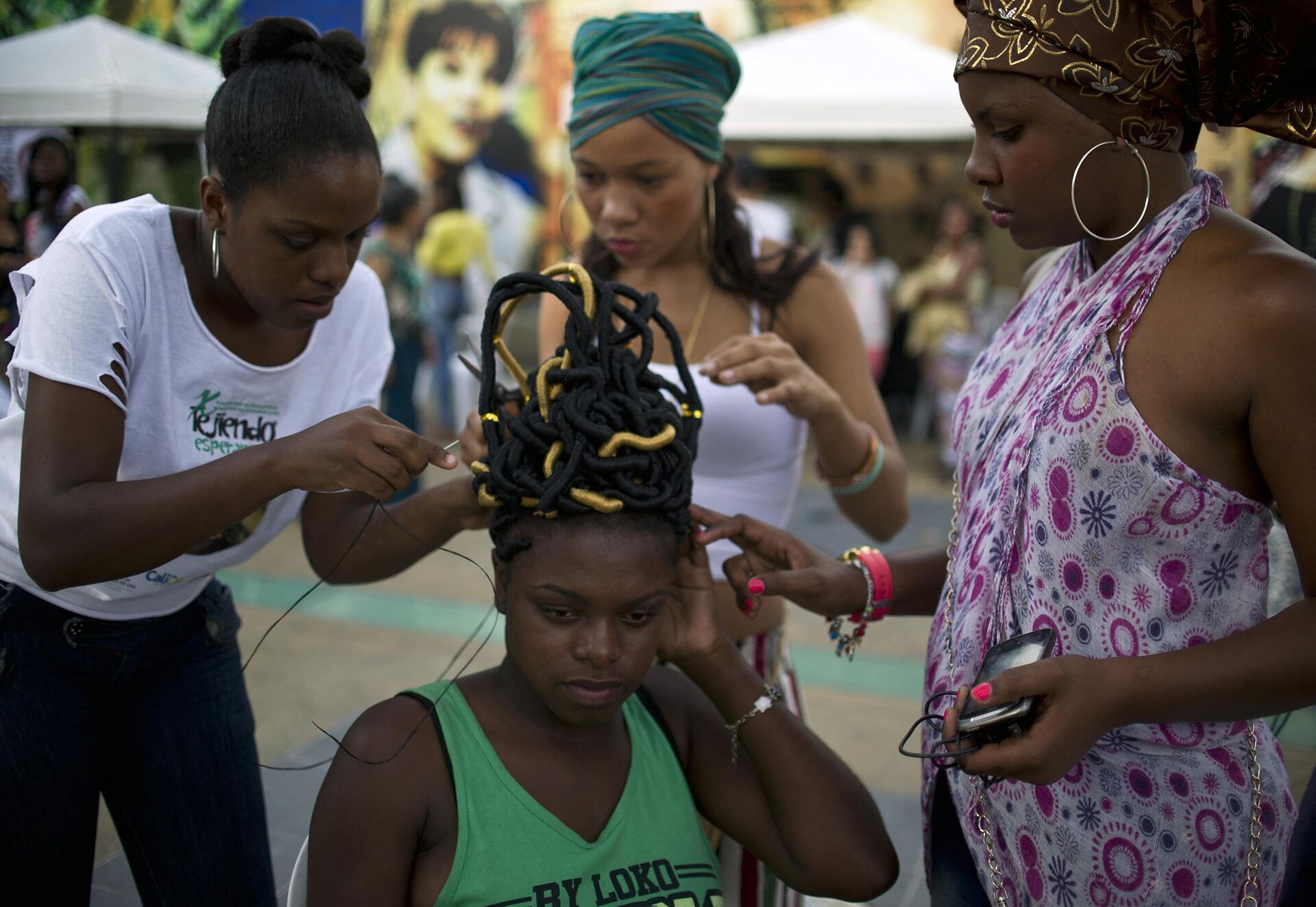 A woman makes an Afro-Colombian hairstyle during the 10th contest of Afro-hairdressers Tejiendo Esperanzas, on June 1, 2014, in Cali, Valle del Cauca department, Colombia. - Sputnik International, 1920, 25.01.2023