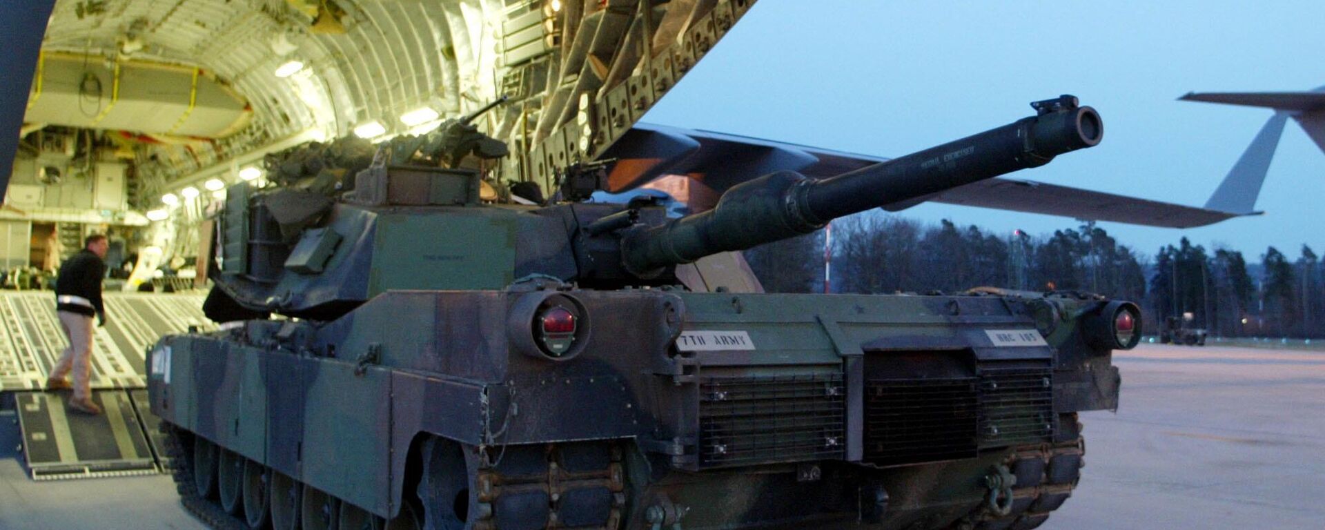 US soldiers of the 1st armored Brigade of the 1st Infantry Division load a M1-A Abrams tank  - Sputnik International, 1920, 23.02.2023