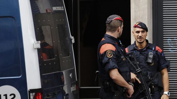 Police are seen herein Barcelona during a general strike - Sputnik International