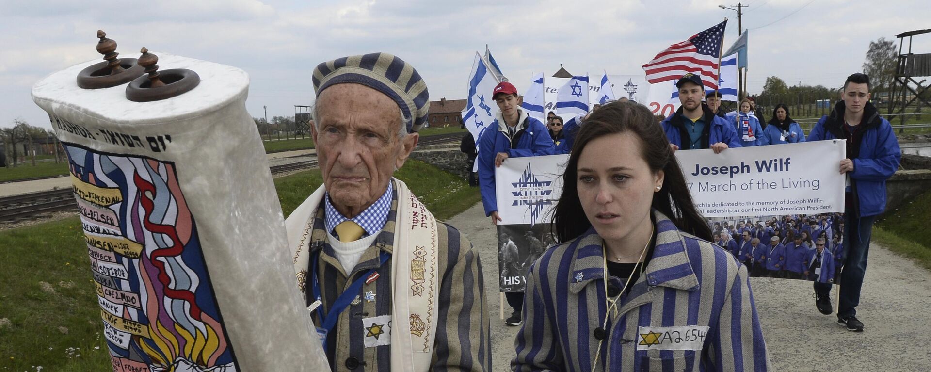 Holocaust survivor Edward Mosberg from New Jersey, USA, and his granddaughter Jordana Karger walk in the former German Nazi Death Camp, Poland - Sputnik International, 1920, 27.01.2023