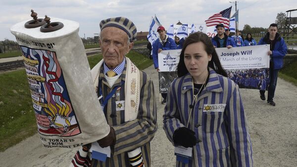 Holocaust survivor Edward Mosberg from New Jersey, USA, and his granddaughter Jordana Karger walk in the former German Nazi Death Camp, Poland - Sputnik International
