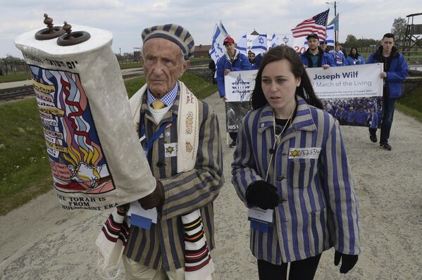 Переживший Холокост Эдвард Мосберг из Нью-Джерси и его внучка Джордана Каргер прогуливаются по бывшему немецкому нацистскому лагерю смерти, Польша - Sputnik International