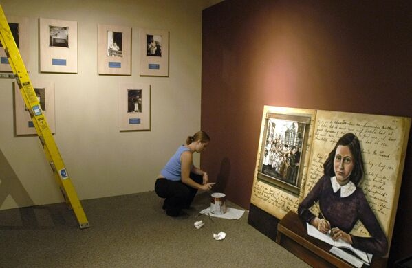 Museum intern Jenna Berger uses paint to prepare the walls for the exhibit &quot;Anne Frank: A Private Photo Album,&quot; Tuesday, Aug. 3, 2004, at the Holocaust Museum Houston. Anne Frank&#x27;s diary was published after the end of World War II. (AP Photo/Pat Sullivan) - Sputnik International