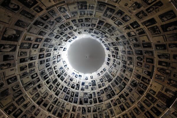 A picture taken on April 20, 2020, shows a view of the cieling in the Hall of Names, bearing names and pictures of Jewish Holocaust victims, at the Yad Vashem Holocaust memorial museum in Jerusalem. (Photo by MENAHEM KAHANA / AFP) - Sputnik International