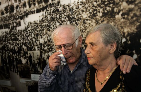 Simon Glasberg, 81, of Ottawa, Canada, left, wipes his eyes as he hugs his sister Hilda Shlick, 75, from Ashdod, Israel, during their meeting at the Yad Vashem Holocaust museum in Jerusalem, Monday Sept. 18, 2006. The two siblings were reunited after 65 years  thanks to Hilda&#x27;s grandchildrens&#x27; search in the database of Holocaust victims&#x27; names. - Sputnik International