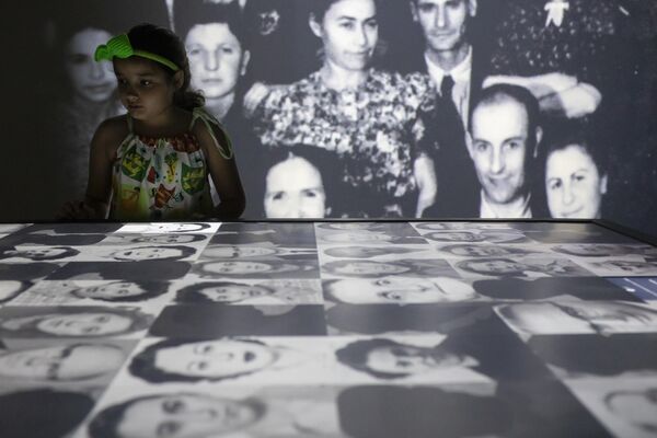 Фотографии тысяч людей, нашедших убежище в Бразилии во время Холокоста, в Мемориале жертв Холокоста в Рио-де-Жанейро - Sputnik International
