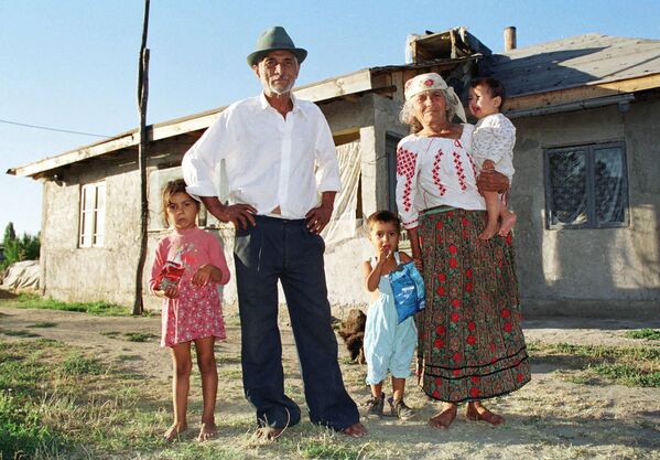 Holocaust survivors Constantin Constantin, left, 67, and his wife Floarea Panciu, 65, pose in the front of their house in Cornetu, Romania, July 10, 2000.  (AP Photo/Alexandru Alexe) - Sputnik International
