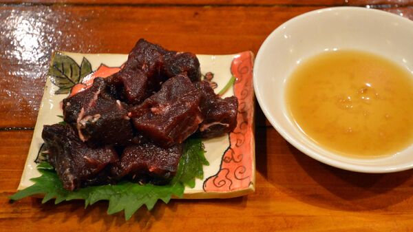 
This picture taken on October 1, 2015 shows a dish of whale meat sashimi at a restaurant in Tokyo for the Ebisu whale meat festival - Sputnik International