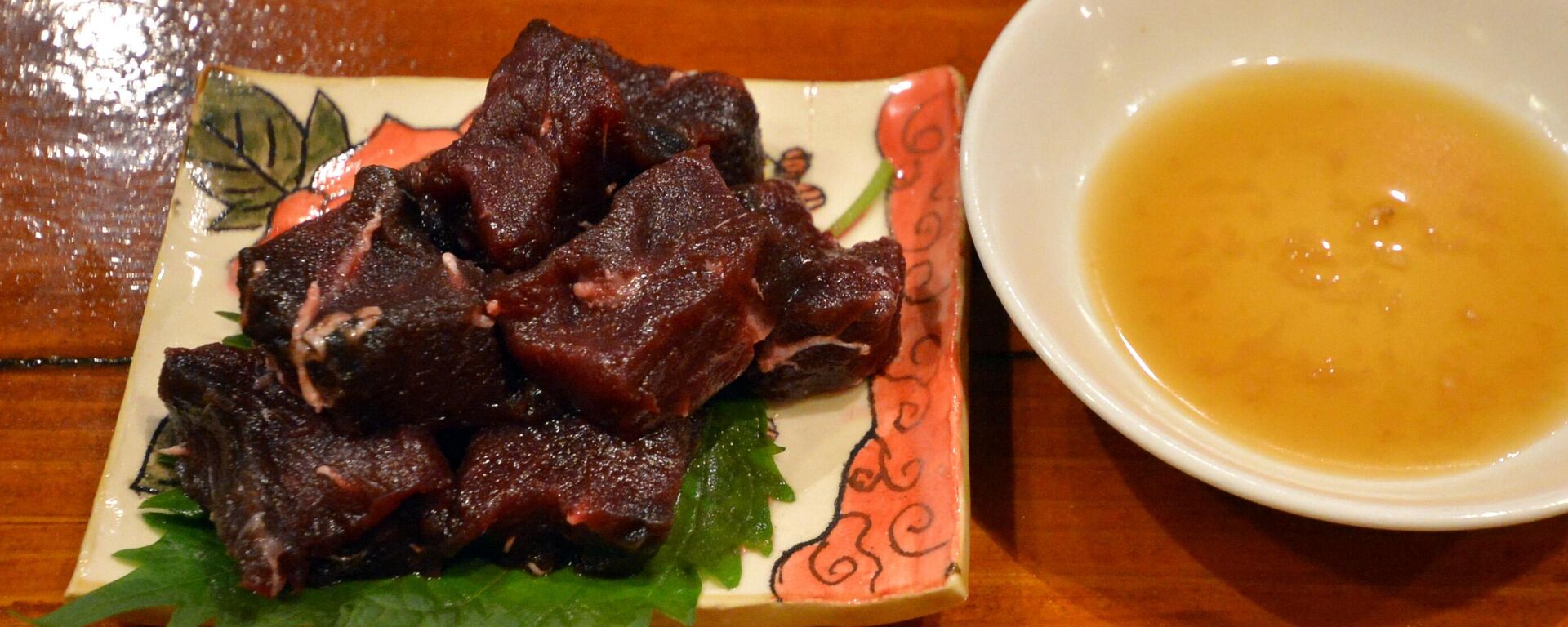 
This picture taken on October 1, 2015 shows a dish of whale meat sashimi at a restaurant in Tokyo for the Ebisu whale meat festival - Sputnik International, 1920, 26.01.2023